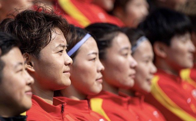 定档海报中，张校长（海清饰）携手女学生们笑得格外灿烂，众人似在翩翩起舞，将欢乐的氛围烘托而出